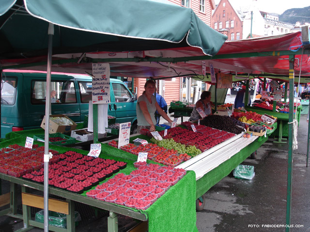 15 agosto, Norvegia: Bergen, bancarella di frutta