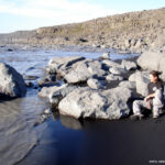 Sulla spiaggia fluviale