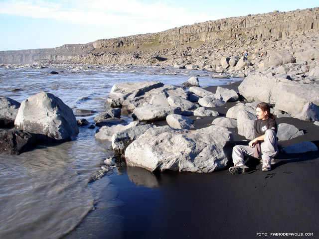 Sulla spiaggia fluviale