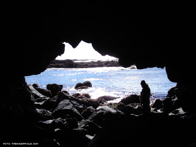 All'entrata della grotta